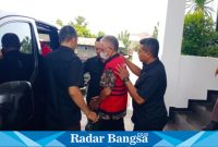 Kedua tersangka perkara dugaan korupsi pengadaan bibit pisang mas Kirana Lumajang, saat digelandang petugas. (Dok istimewa).