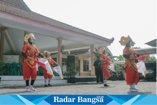 Anak - anak didik dari sanggar tari Cok Bakal Dusun Tukum Kidul, Desa Tukum, Kecamatan Tekung, saat menampilkan Seni Tari Topeng Kaliwungu. (Dok istimewa).