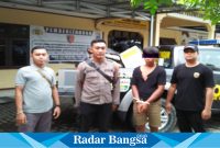 Pelaku AK (20) tahun, saat di amankan petugas polisi, Senin (11/3). (Dok istimewa).