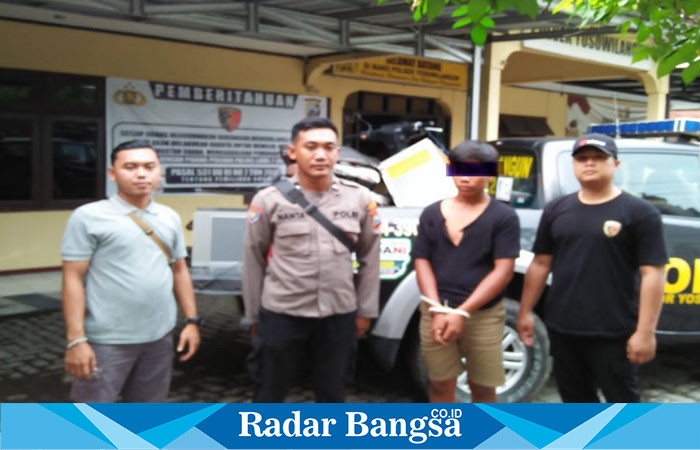 Pelaku AK (20) tahun, saat di amankan petugas polisi, Senin (11/3). (Dok istimewa).