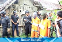 Tersangka AW dan SN dalam Rekonstruksi kasus pencurian sapi di kecamatan kunir, Kabupaten Lumajang, Sabtu (16/3). (Dok istimewa).