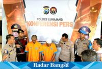 Kapolres Lumajang, AKBP. Zainur Rofik, saat menggelar konferensi pers, Jumat (1/3/2024) siang. (Dok istimewa).