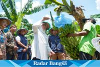 Khofifah Indar Parawansa baju putih, ketika foto bersama petani pisang, di Desa Rojopolo, Sabtu (23/3). (Dok Riyaman/Radarbangsa.co.id).