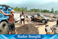 Anggota Polsek Candipuro, Polres Lumajang, ketika memberikan himbauan kepada para penambang pasir, Sabtu (2/3). (Dok istimewa).