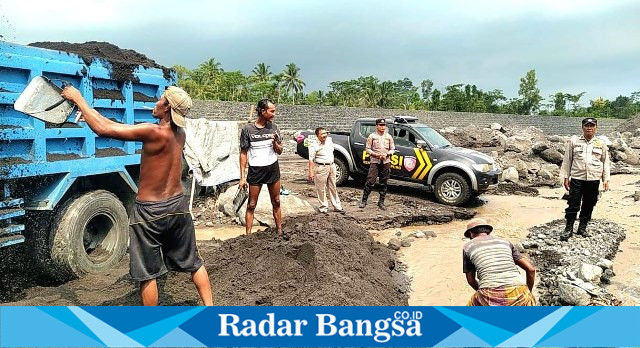 Anggota Polsek Candipuro, Polres Lumajang, ketika memberikan himbauan kepada para penambang pasir, Sabtu (2/3). (Dok istimewa).