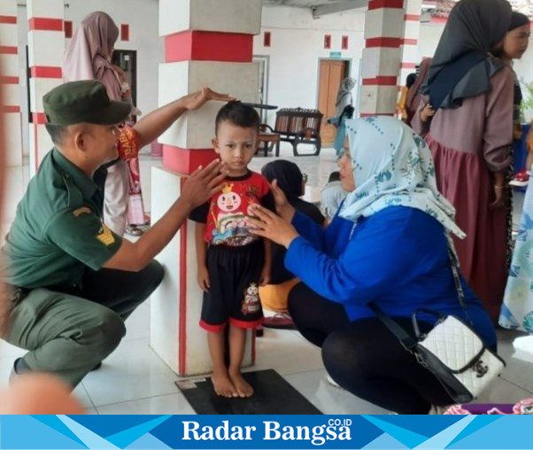 Babinsa Sukosari Koramil 0821/13 Kunir Serma Khairul Alfan melaksanakan pendampingan Posyandu Gerbang Mas Siaga Kamboja, Senin (4/3). (Dok istimewa)