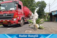 Jalan Provinsi di Lumajang Berlubang, bahayakan pengguna jalan, Rabu (20/3).