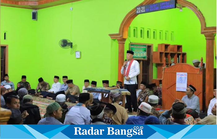 Bupati Sabar AS    memberikan arahan dan menerima masukan dari masyarakat terkait program pembangunan  saat menghadiri Tarawih selaku Ketua Tim Safari Ramadhan Pemkab Pasaman di Nagari Muaro Sungai Lolo kecamatan Mapat Tunggul Delatan