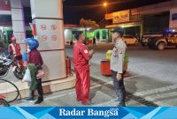 Anggota Polsek Tikung saat patroli di SPBU (IST)