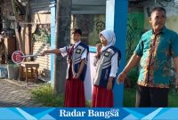 Siswa kelas V SDN 2 Sawotratap didampingi Guru tengah bertugas sebagai Polcil, Senin, (29/04/2024) pagi (Foto : Dok SDN 2 Sawotratap)