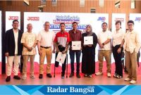 JNE menggelar halal bihalal bersama media dan konferensi Pers
JNE Content Competition yang mengundang tokoh-tokoh inspiratif yaitu
Sirilus Siko Ksatria JNE Surabaya (Empat dari kiri), Wahyudi Pegiat
Literasi Rumah Baca Sang Petualang (Lima dari kiri), dan Imaniar dari
komunitas seniman disabilitas Tab Space (Enam dari kiri), bersama dewan
juri Maman Suherman, Martha Suherman dan Dmaz Brodjonegoro didampingi
oleh M.Feriadi Soeprapto - Presiden Direktur JNE (Ketiga dari Kiri) (IST)