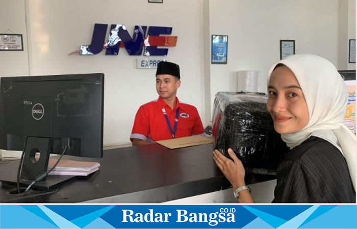 Saat proses pengiriman paket oleh pelanggan (IST)