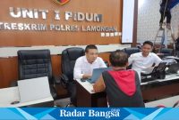 Tersangka saat di ruang unit Reskrim Polres Lamongan (IST)