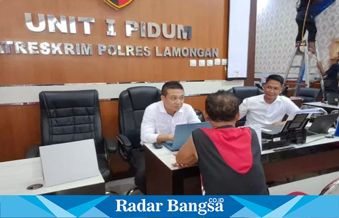 Tersangka saat di ruang unit Reskrim Polres Lamongan (IST)