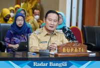 Bupati Lamongan, Yuhronur Efendi, dalam paparannya pada acara penilaian kunjungan lapangan Ibangga Award 2024, yang berlangsung pada Selasa (1/5) di Ruang Command Center. (ist)