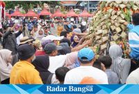 Ratusan warga Lamongan saat meriahakan kupatan (IST)