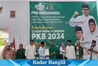 Khusnul Yakin saat menyerahkan berkas pendaftaran kepada Ketua DPC PKB Lamongan, H. Abdul Ghofur, pada proses penjaringan di kantor partai  pada Rabu (24/4). (IST)