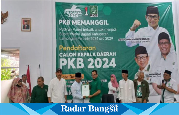 Khusnul Yakin saat menyerahkan berkas pendaftaran kepada Ketua DPC PKB Lamongan, H. Abdul Ghofur, pada proses penjaringan di kantor partai  pada Rabu (24/4). (IST)