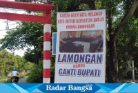 Banner yang terpasang di sudut jalan, tepatnya seberang jembatan Balongbanteng, di Kelurahan Sukomulyo, Timur Telaga Bandung, Kecamatan Kota Lamongan (IST)