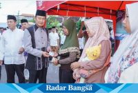 Bupati Lamongan Yuhronur Efendi SAAT berbagi di halaman Masjid Al Abror, Desa Simbatan, Sarirejo, Lamongan (IST)