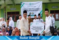 Pengurus YPP AL Munawwaroh Kembangbahu saat kegiatan bakti sosial santunan anak yatim dan dhuafa (nuL)