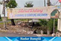 Banner ucapan selamat datang dari Bupati Lamongan untuk para perantauan yang terpampang di sepanjang jalan raya Pucuk - Brondong ist)