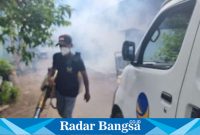 Tim NasDem Peduli sedang melakukan fogging di Desa Gurah (foto: Hikam)