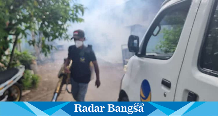 Tim NasDem Peduli sedang melakukan fogging di Desa Gurah (foto: Hikam)