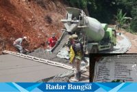 Sedang melakukan pengecoran jalan beton hari pertama (H+4) setelah lebaran 1445 hijriyah paket pekerjaan peningkatan jalan Bayuning - Cimaragang - Cibuluh (Dok photo RadarBangsa.co.id/AE_Nasution)