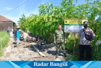 TPK bersama warga lingkungan sedang serius mengerjakan pekerjaan pembangunan rabat beton jalan usaha tani, lokasi kampung lembur sawah, volume 300 meter X 2 meter X 0,15 cm dengan biaya anggaran Rp 150.000.000,- dan sedang di monitor oleh tim Forkopimdes (Kepala desa, Binmas, Babinsa) BPD dan LPM. (Dok photo RadarBangsa.co.id/AE_Nasution)