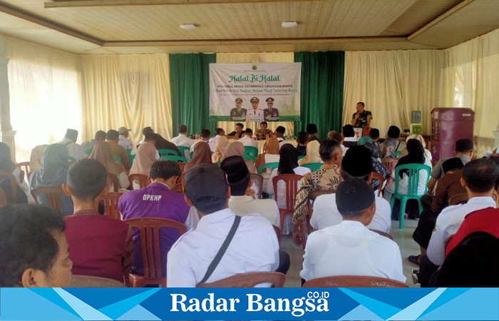 Photo sedang berlangsung acara Silaturrahmi Keluarga Besar Kecamatan Sindangbarang sekaligus Halal Bihalal bersama seluruh Forkopimcam, OPD, Apdesi, Kepala-kepala desa, dan tokoh-tokoh ormas. (Dok photo RadarBangsa.co.id/AE_Nasution)