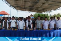 Seluruh Pengurus dan anggota DPC APDESI kabupaten Cianjur beserta undangan sedang menyanyikan lagu Indonesia Raya di awal acara Halal Bi Halal. (Dok photo RadarBangsa.co.id/AE_Nasution)