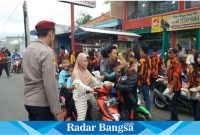 Unit Kerja Srikandi Pemuda Pancasila (PP) Kecamatan Cidaun, kabupaten Cianjur, provinsi Jawa Barat dibawah  pimpinan Ratu Rita Rachmawaty paling akrab dipanggil (Bunda Ratu) bersama sekretaris Yuliana Mayasari, Bendahara Rahma, sedang menggelar kegiatan sosial berbagi takjil yang dirangkaikan dengan konsolidasi organisasi dan silaturrahim sesama kader Pemuda Pancasila (PP) tingkat kecamatan Cidaun di dampingi Kapolsek Cidaun AKP Munawir. (Dok photo RadarBangsa.co.id/AE_Nasution)