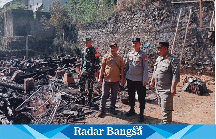 Photo saat Forkopimcam Sindangbarang bersama kepala desa Talagasari sedang melihat puing-puing 2 unit rumah panggung habis di lalap sijago merah (Dok photo RadarBangsa.co.id/AE_Nasution)