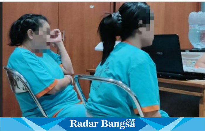 Dua perempuan berinisial RN, (21) dan LR, (51), sedang di introgasi atas dugaan Tindak Pidana Perdagangan Orang (TPPO) dengan modus kawin kontrak dan iming-iming uang puluhan juta rupiah kepada korban. (Dok photo Ahmad Fikri)