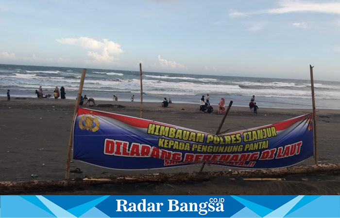 Lokasi pantai Cemara tempat kejadian peristiwa korbannya 2 orang pelajar dari Bandung diseret ombak (Dok photo RadarBangsa.co.id/AE_Nasution)