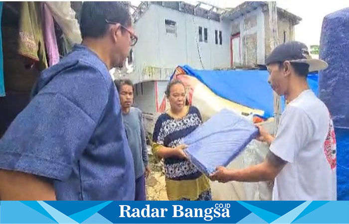 Koordinator AMPUH Kabupaten Cianjur Yana Nurzaman di dampingi donatur, pengurus dan anggota menyapa pengungsi sekaligus menyerahkan bantuan. (Dok photo RadarBangsa.co.id/AE_Nasution)