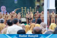 Pj Gubernur Jawa Timur, Adhy Karyono, memimpin apel bersama Aparatur Sipil Negara (IST)