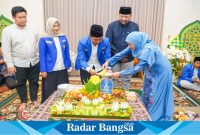 Khofifah Indar Parawansa saat potong tumpeng (ist)