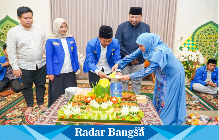 Khofifah Indar Parawansa saat potong tumpeng (ist)