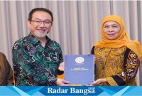 Ketua Umum Ikatan Alumni Universitas Airlangga, Khofifah Indar Parawansa, saat menyerahkan SK pendirian Ikatan Alumni Unair Chapter Australia kepada Associate Professor Brahmaputra Marjadi, dr, MPH, PhD, SFHEA, FPHAA, pada hari Kamis (18/4/2024 (IST)