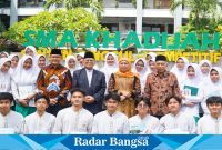 (Tengah) Ketua Dewan Pembina Yayasan Khadijah Khofifah Indar Parawansa (IST)