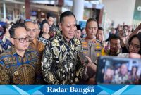 Pj Gubernur Jawa Timur Adhy Karyono saat mrendampingi Menteri Agraria serta Tata Ruang/ Kepala Badan Pertanahan Nasional (ATR/BPN) Agus Harimurti Yudhoyono (IST) 