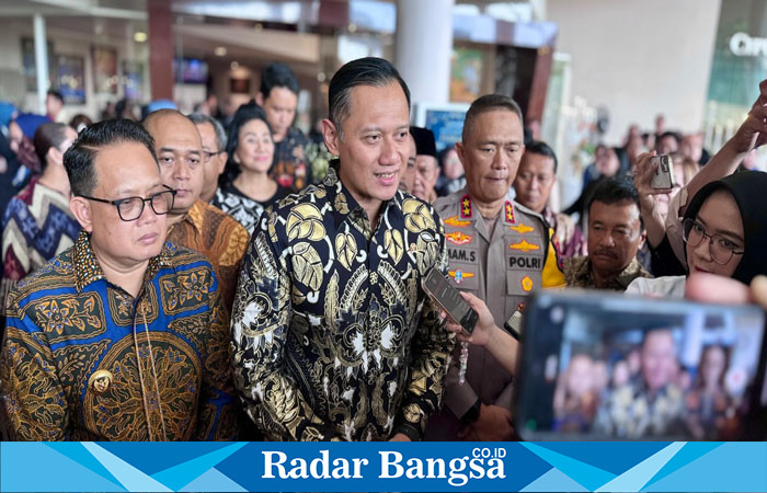 Pj Gubernur Jawa Timur Adhy Karyono saat mrendampingi Menteri Agraria serta Tata Ruang/ Kepala Badan Pertanahan Nasional (ATR/BPN) Agus Harimurti Yudhoyono (IST) 