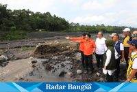 (Pj) Gubernur Jawa Timur Adhy Karyono saat melakukan peninjauan  banjir lahar dingin di Kabupaten Lumajang pada Minggu (21/4). (IST)