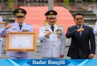 (Tengah) Menteri Dalam Negeri M. Tito Karnavian dan Penjabat (Pj) Gubernur Jawa Timur, Adhy Karyono. Adhy Karyono (IST)