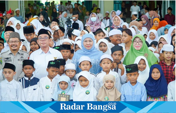 Ketua Umum PP Muslimat NU, Khofifah Indar Parawansa,saat foto  bersama Baznas Jatim dan LAZ Se Kabupaten dan anak yatim di Kantor PCNU Kabupaten Pasuruan (IST)