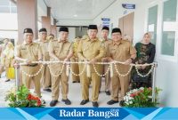 Bupati Lamongan Yuhronur Efendi  besama Direktur RSUD Dr.Soegiri Lamongan. dr. Moh Chaidir Annas, M.MKes. saat  meresmikan operasional Poliklinik II Dr. Soegiri pada hari Selasa (23/4)  (IST)