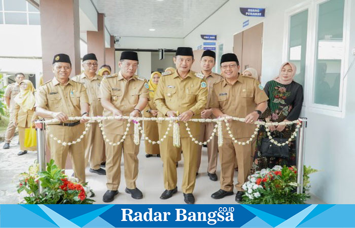 Bupati Lamongan Yuhronur Efendi  besama Direktur RSUD Dr.Soegiri Lamongan. dr. Moh Chaidir Annas, M.MKes. saat  meresmikan operasional Poliklinik II Dr. Soegiri pada hari Selasa (23/4)  (IST)