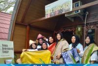 15 warga Desa Lingga yang membuat kerajinan songket tergabung dalam Sentra Industri Bukit Asam (SIBA) Songket. (IST)